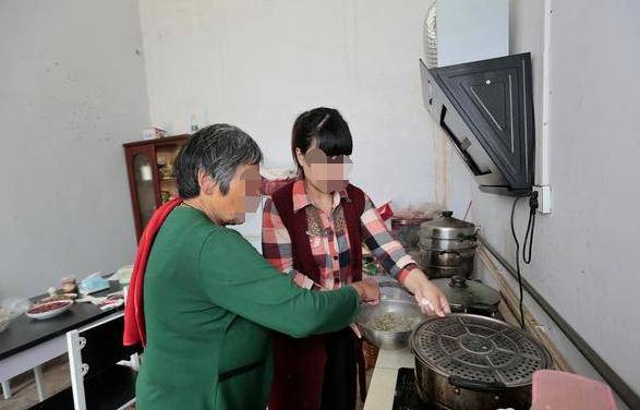 妻子難產，丈夫跪求保大人，生下孩子，醫生指指丈夫手，含淚離婚