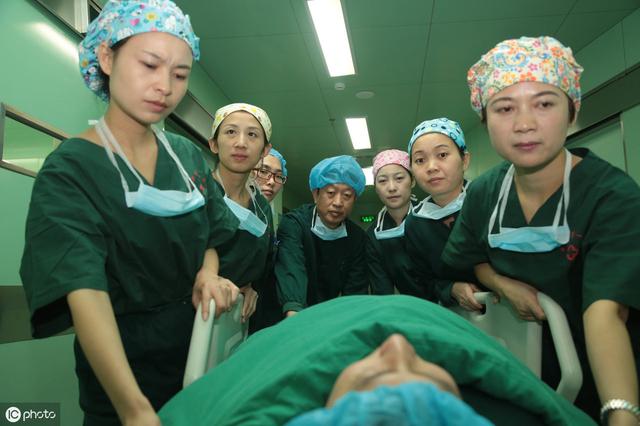 27歲女子，凌晨胃癌離世，父親痛悔：都是我的錯，沒能勸阻改掉！