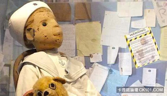 13隻真實存在的「鬼娃娃」讓人嚇到腿軟，連「安娜貝爾」在裡面都不是最恐怖的！？