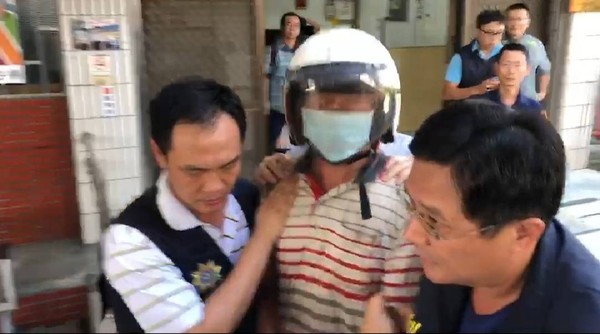 扯！ 殺警犯押看守所狂喊餓 討飯吃「嗑光便當」　鬧整夜爽住單人房！ 網傻眼：食慾怎麼還那麼好！