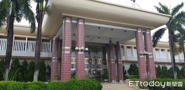 扯！ 殺警犯押看守所狂喊餓 討飯吃「嗑光便當」　鬧整夜爽住單人房！ 網傻眼：食慾怎麼還那麼好！