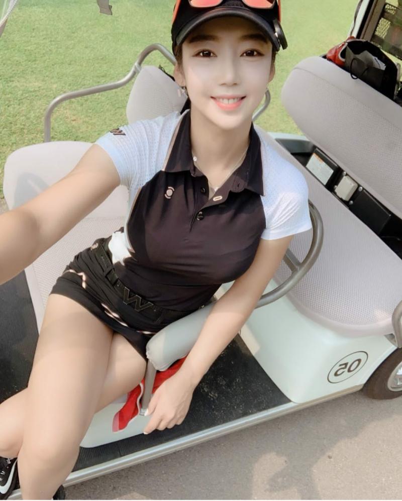 高爾夫球小姐姐笑容迷倒眾生，網友發言我是其中之一