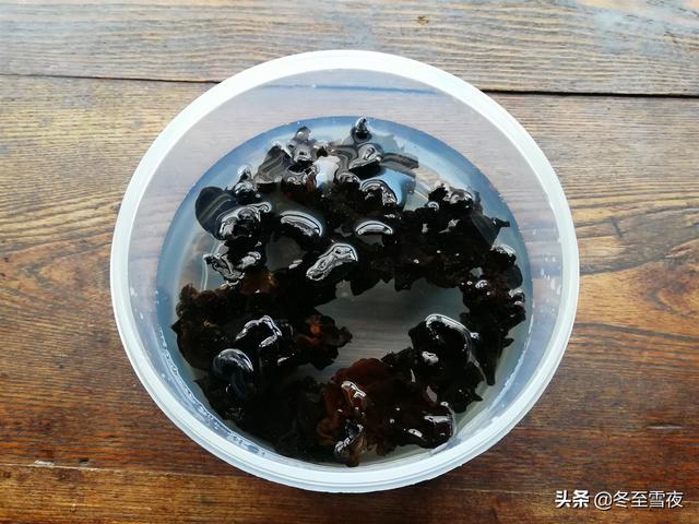 干木耳到底該怎麼泡發？教你泡發木耳的小技巧，吃著健康又美味