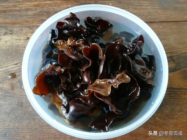 干木耳到底該怎麼泡發？教你泡發木耳的小技巧，吃著健康又美味