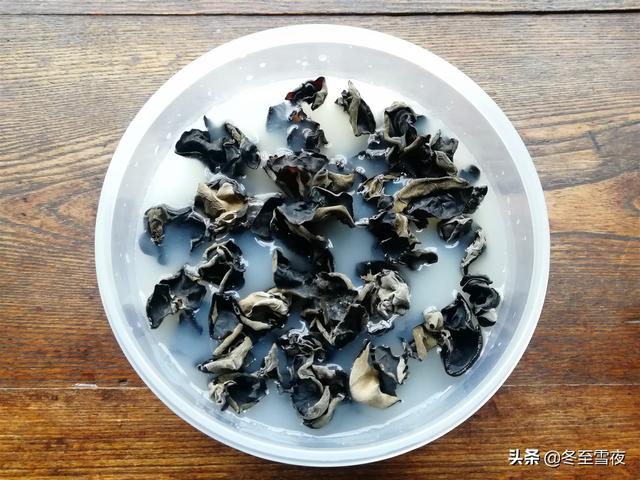 干木耳到底該怎麼泡發？教你泡發木耳的小技巧，吃著健康又美味