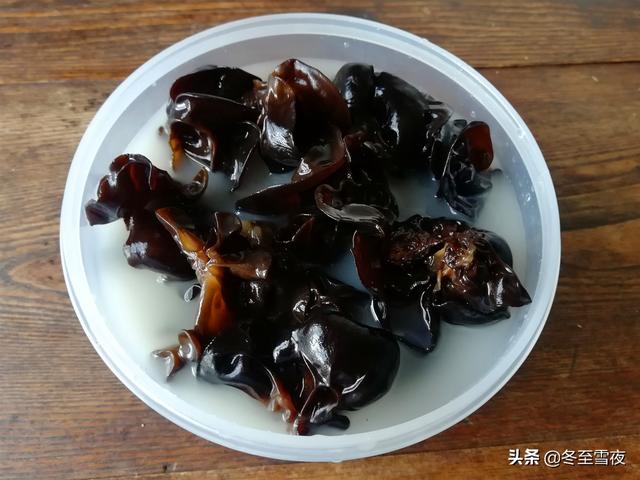 干木耳到底該怎麼泡發？教你泡發木耳的小技巧，吃著健康又美味