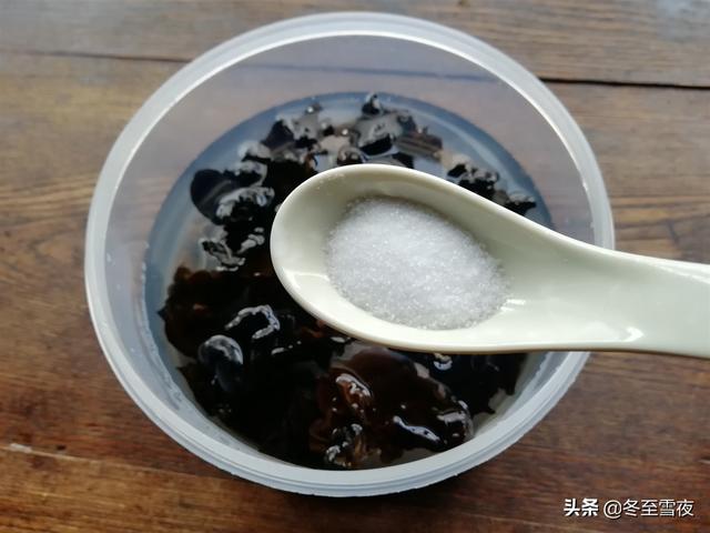 干木耳到底該怎麼泡發？教你泡發木耳的小技巧，吃著健康又美味