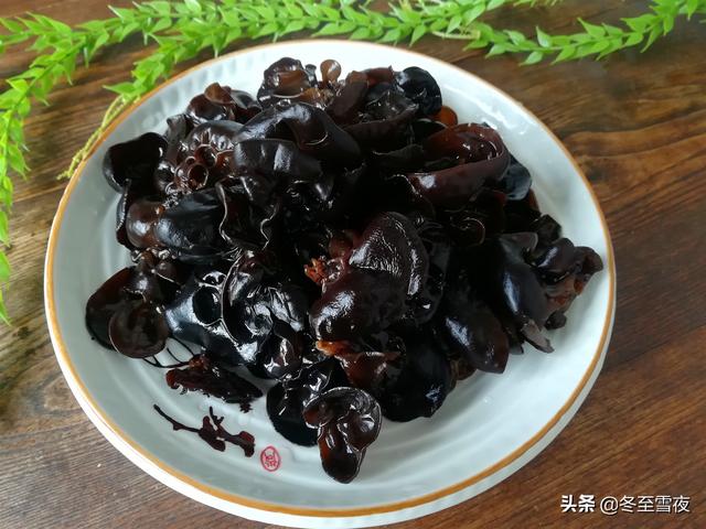 干木耳到底該怎麼泡發？教你泡發木耳的小技巧，吃著健康又美味