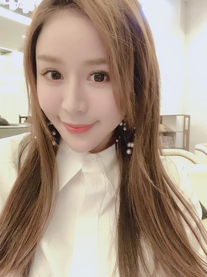 性感女神莉娜美體太過傲人差點就要爆出，惹火好曲線讓人越看越邪惡！