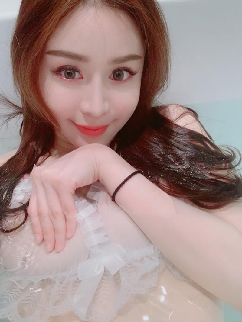性感女神莉娜美體太過傲人差點就要爆出，惹火好曲線讓人越看越邪惡！