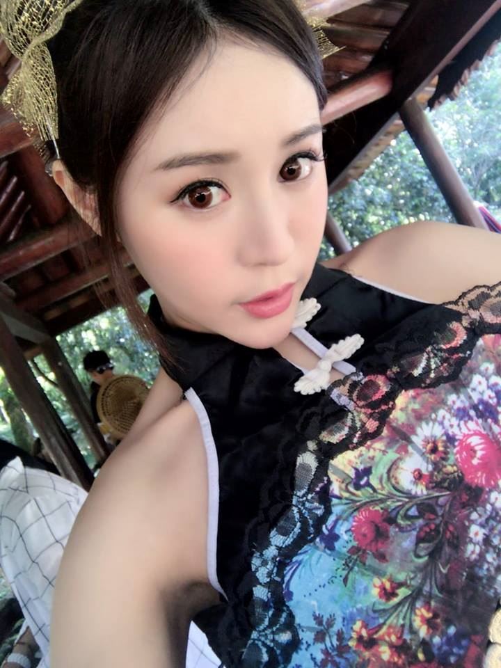 性感女神莉娜美體太過傲人差點就要爆出，惹火好曲線讓人越看越邪惡！