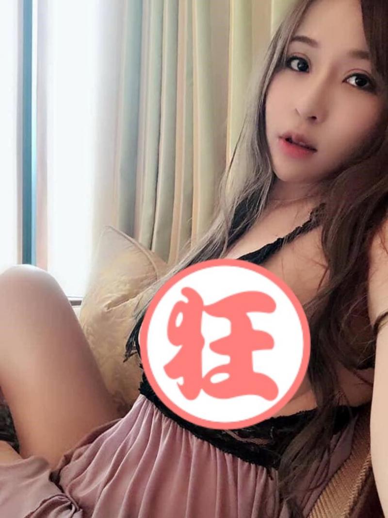 性感睡衣挑逗！Gilana邱默默「火辣身材」超養眼，萌萌臉蛋更讓人失去理智！