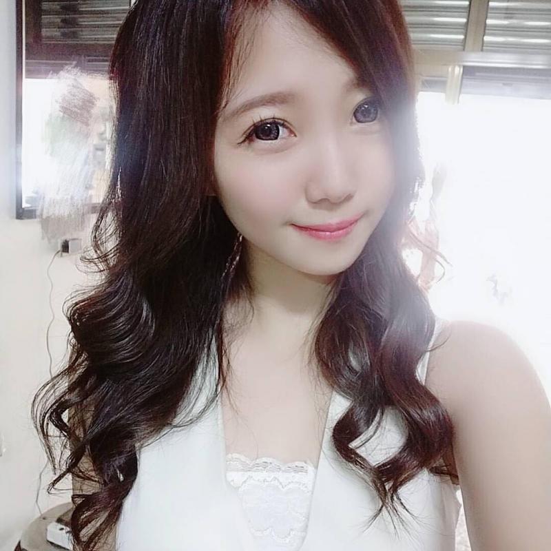 甜美女業務「Nana 娜娜」身材深藏不露，氣質超萌網友都戀愛！