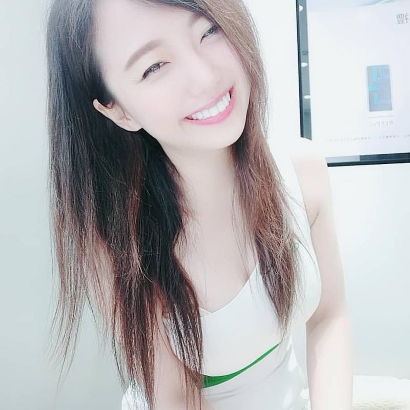 甜美女業務「Nana 娜娜」身材深藏不露，氣質超萌網友都戀愛！