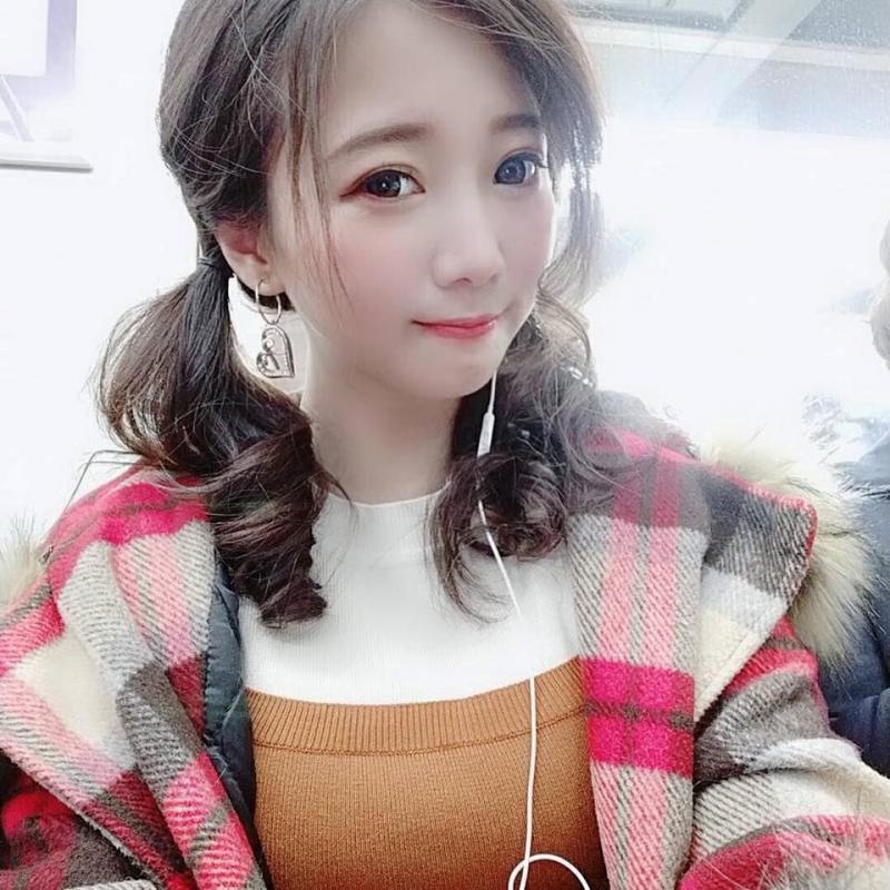 甜美女業務「Nana 娜娜」身材深藏不露，氣質超萌網友都戀愛！