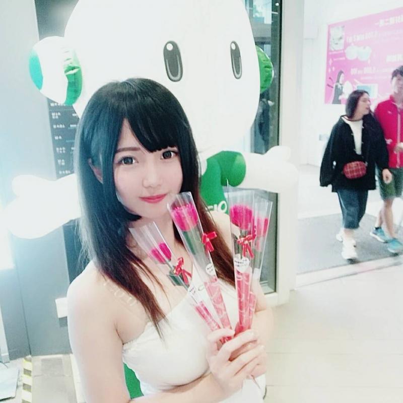 甜美女業務「Nana 娜娜」身材深藏不露，氣質超萌網友都戀愛！