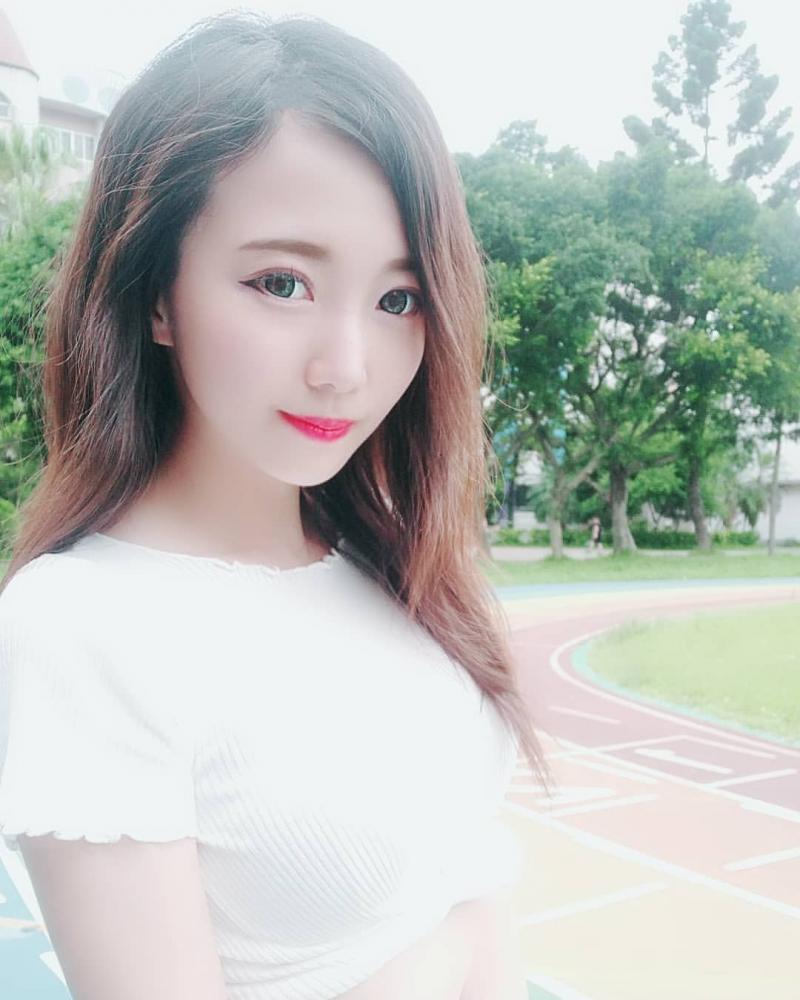 甜美女業務「Nana 娜娜」身材深藏不露，氣質超萌網友都戀愛！