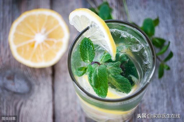 女性喝檸檬水，有利也有弊，一起來看看吧