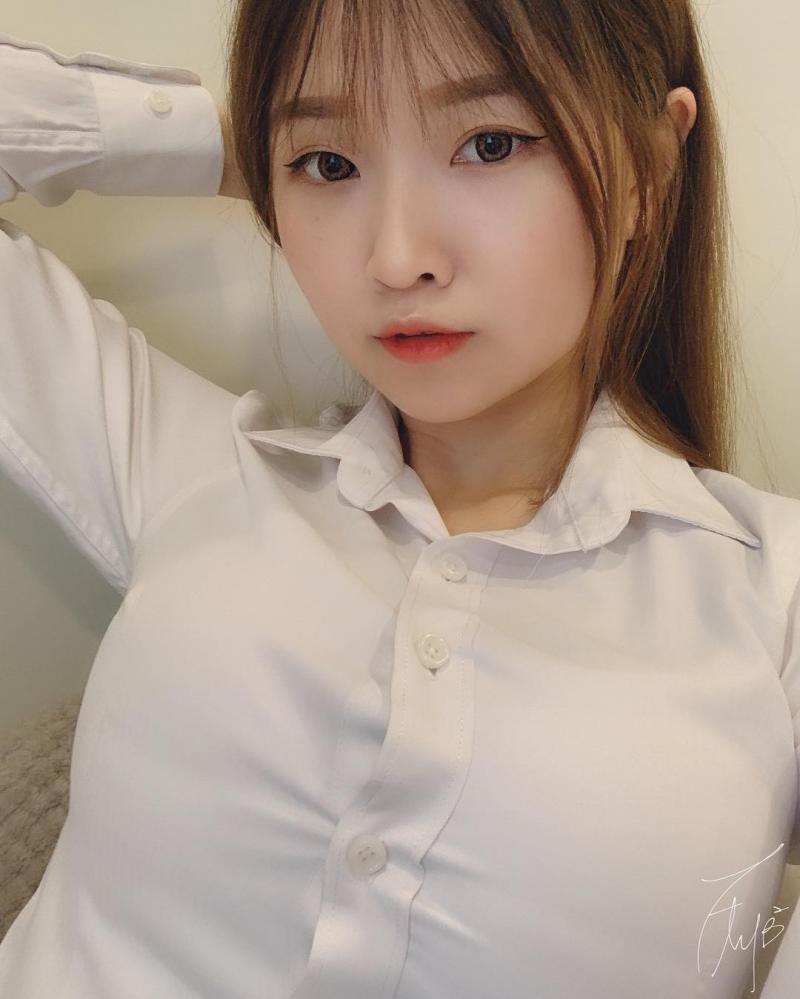 清純小會計「Chiu Tzu邱邱」深藏不露，白襯衫扣子快被傲人曲線給撐壞啦！