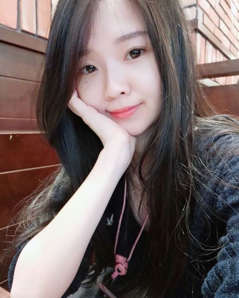 清純小會計「Chiu Tzu邱邱」深藏不露，白襯衫扣子快被傲人曲線給撐壞啦！