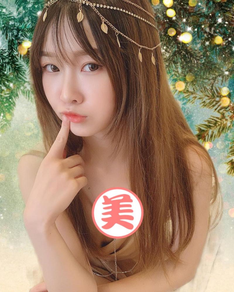 清純小會計「Chiu Tzu邱邱」深藏不露，白襯衫扣子快被傲人曲線給撐壞啦！