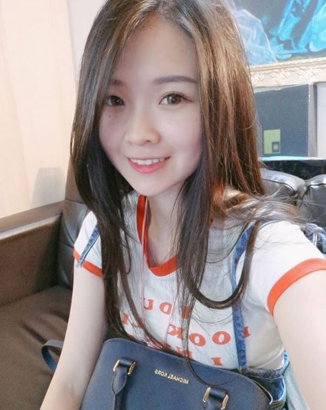 清純小會計「Chiu Tzu邱邱」深藏不露，白襯衫扣子快被傲人曲線給撐壞啦！