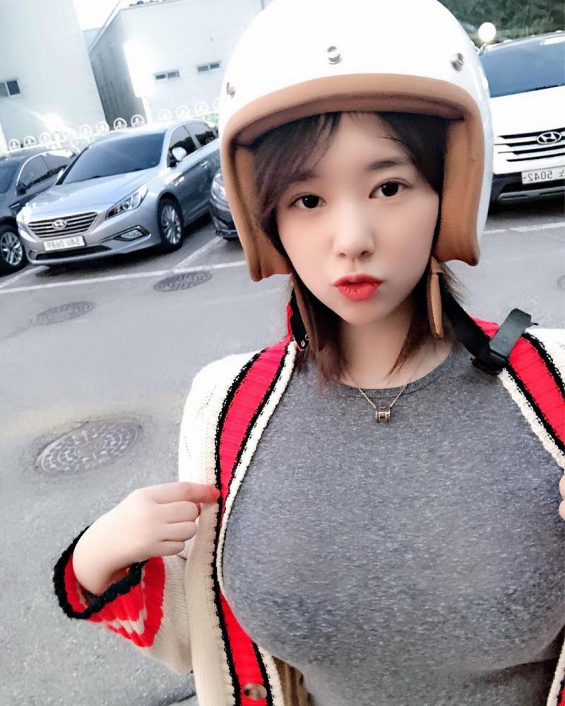 馬都受驚了！俏麗短髮妹金娜賢彎腰摸馬，火辣身材「差點掉出來」！