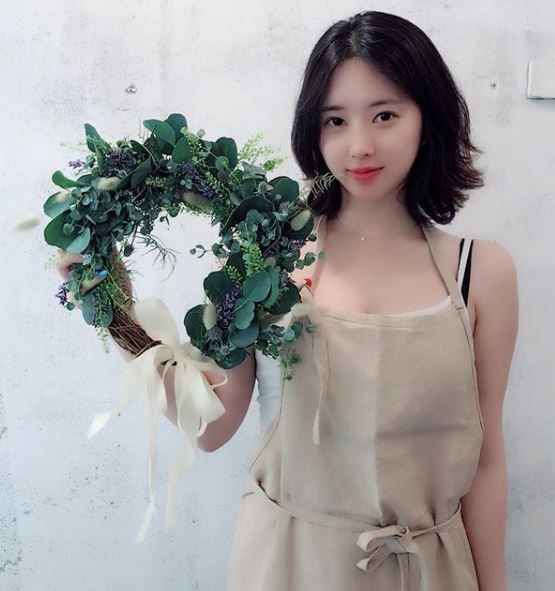 馬都受驚了！俏麗短髮妹金娜賢彎腰摸馬，火辣身材「差點掉出來」！