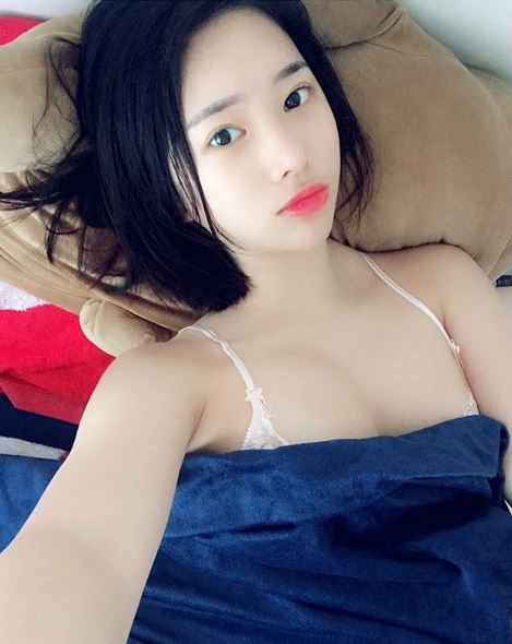 馬都受驚了！俏麗短髮妹金娜賢彎腰摸馬，火辣身材「差點掉出來」！
