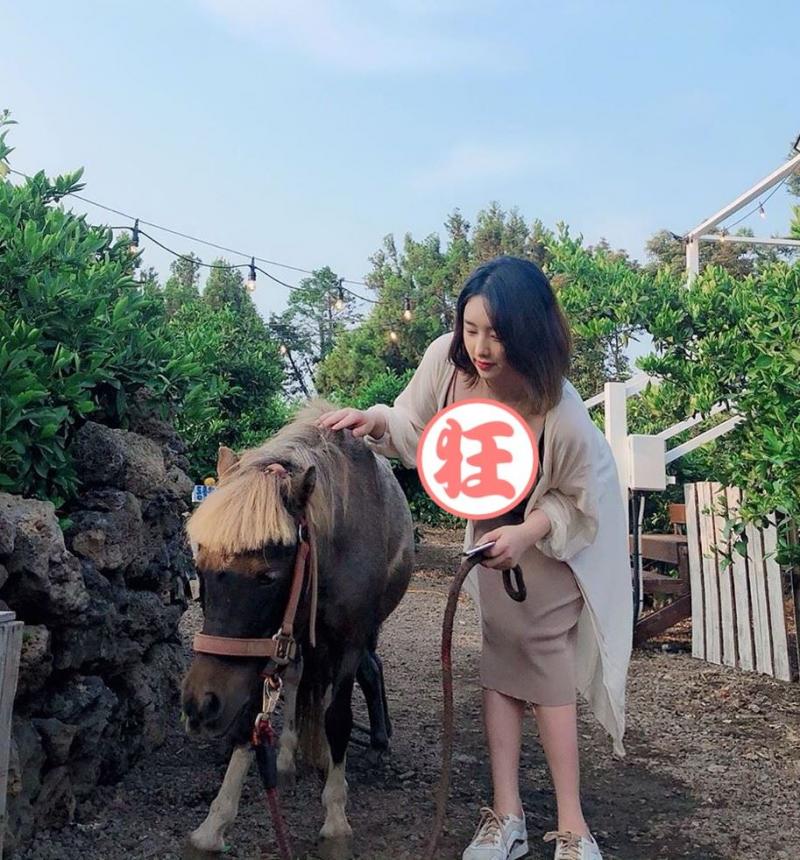馬都受驚了！俏麗短髮妹金娜賢彎腰摸馬，火辣身材「差點掉出來」！