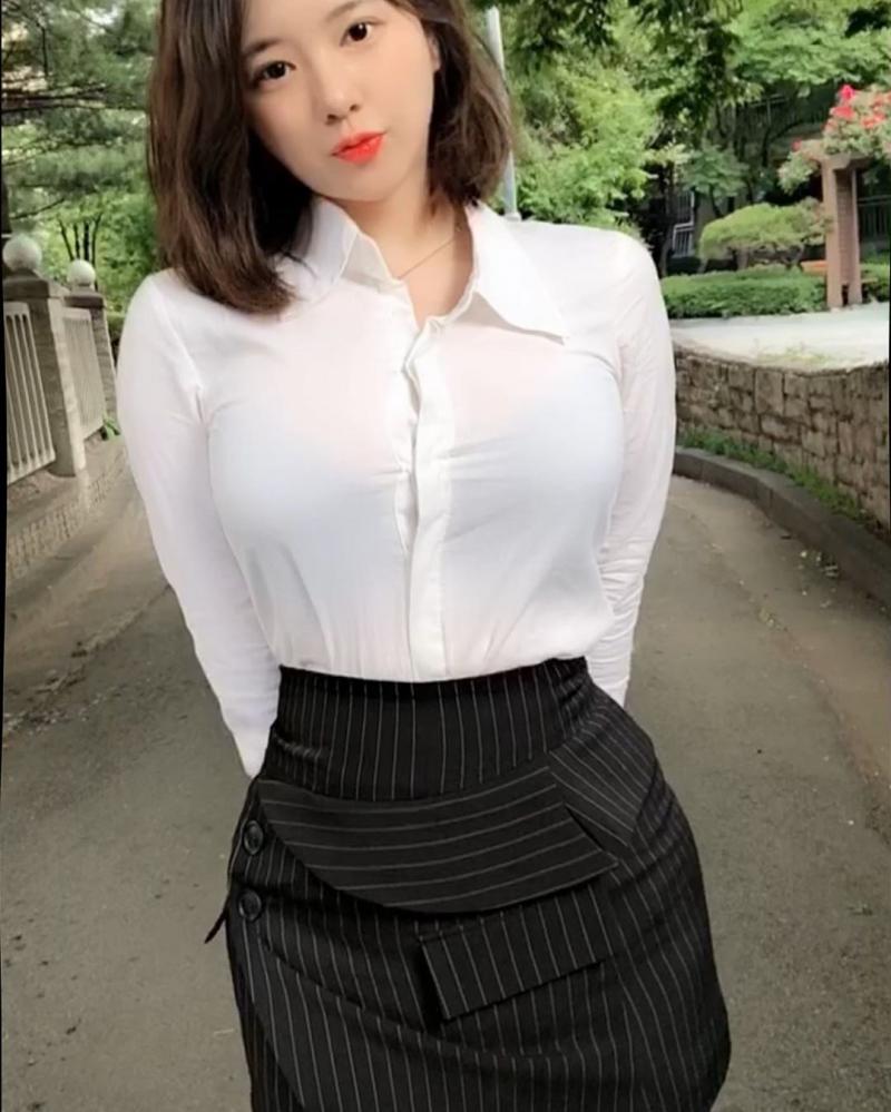 馬都受驚了！俏麗短髮妹金娜賢彎腰摸馬，火辣身材「差點掉出來」！