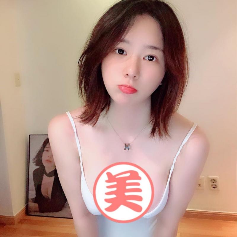 馬都受驚了！俏麗短髮妹金娜賢彎腰摸馬，火辣身材「差點掉出來」！