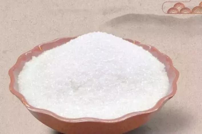 廁所裡丟一把食鹽，作用太棒了，一年能省下好幾百，學會趕快試試