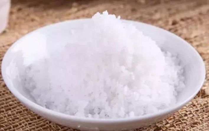 廁所裡丟一把食鹽，作用太棒了，一年能省下好幾百，學會趕快試試