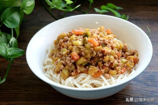 夏天茄子正當季，清熱消暑護血管，和肉末番茄一起煮，拌面特好吃
