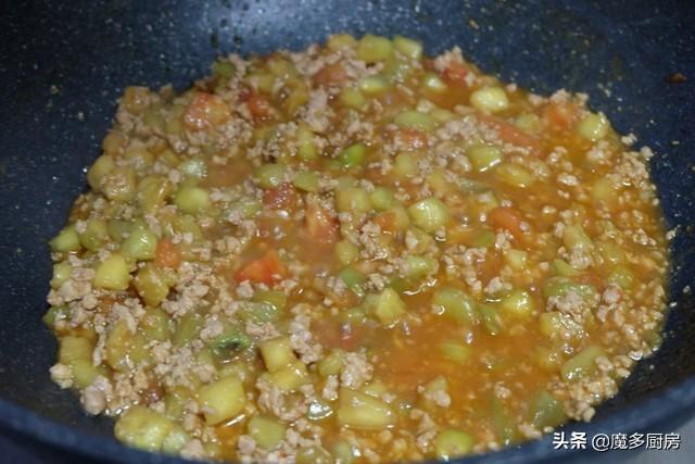 夏天茄子正當季，清熱消暑護血管，和肉末番茄一起煮，拌面特好吃