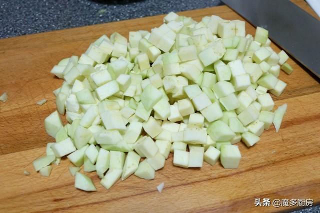 夏天茄子正當季，清熱消暑護血管，和肉末番茄一起煮，拌面特好吃