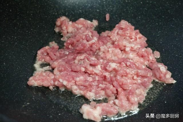 夏天茄子正當季，清熱消暑護血管，和肉末番茄一起煮，拌面特好吃