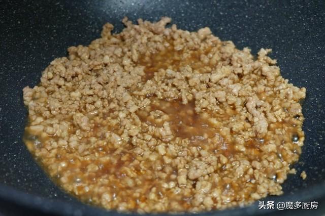夏天茄子正當季，清熱消暑護血管，和肉末番茄一起煮，拌面特好吃