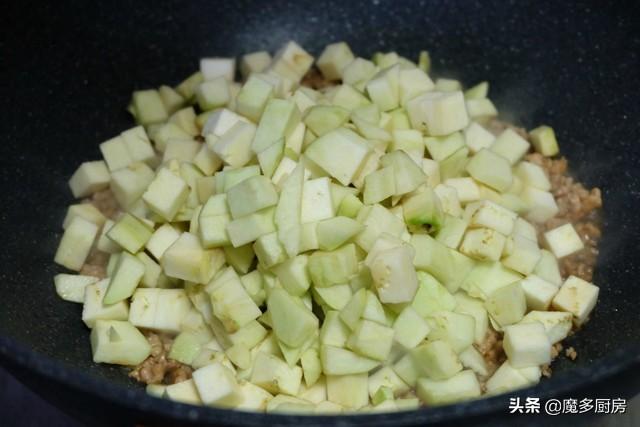夏天茄子正當季，清熱消暑護血管，和肉末番茄一起煮，拌面特好吃