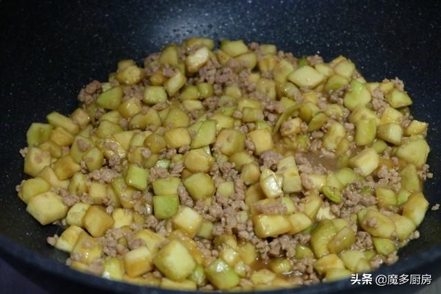 夏天茄子正當季，清熱消暑護血管，和肉末番茄一起煮，拌面特好吃