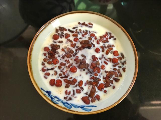 夏天多煮此粥，比奶茶好喝，健脾祛濕，每天一碗，家人安然度一夏