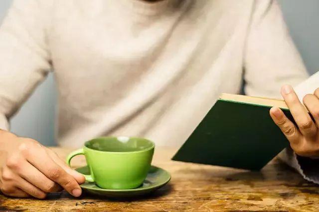 好的生活，是袋裡有錢，手中有書，杯中有茶