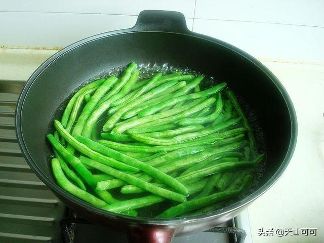 豆角包餃子，是用生的好？還是焯水好？