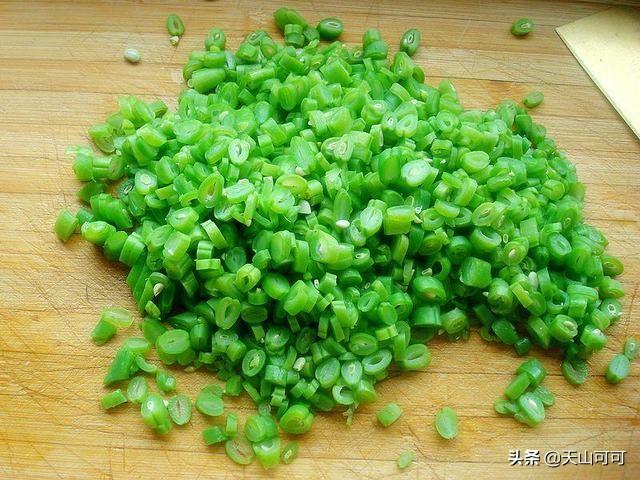 豆角包餃子，是用生的好？還是焯水好？