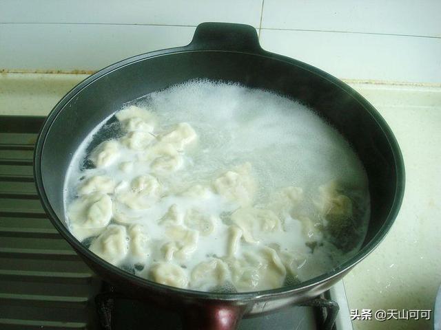 豆角包餃子，是用生的好？還是焯水好？