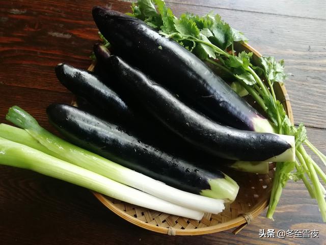 吃膩了蒜拌茄子，換種口味，這個做法百吃不膩，味道香濃，太好了