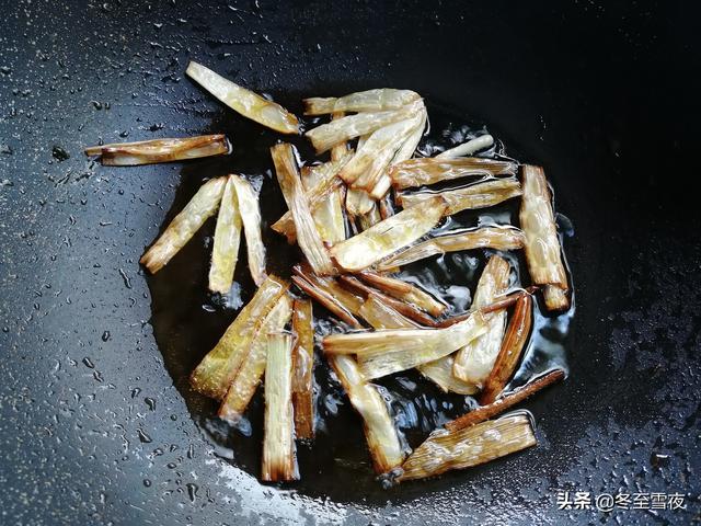 吃膩了蒜拌茄子，換種口味，這個做法百吃不膩，味道香濃，太好了