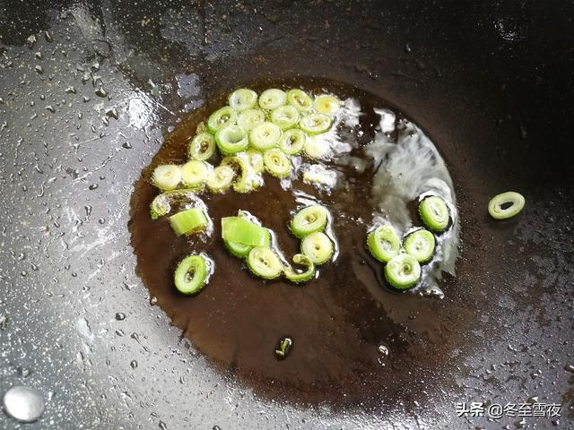 吃膩了蒜拌茄子，換種口味，這個做法百吃不膩，味道香濃，太好了