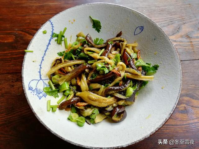 吃膩了蒜拌茄子，換種口味，這個做法百吃不膩，味道香濃，太好了